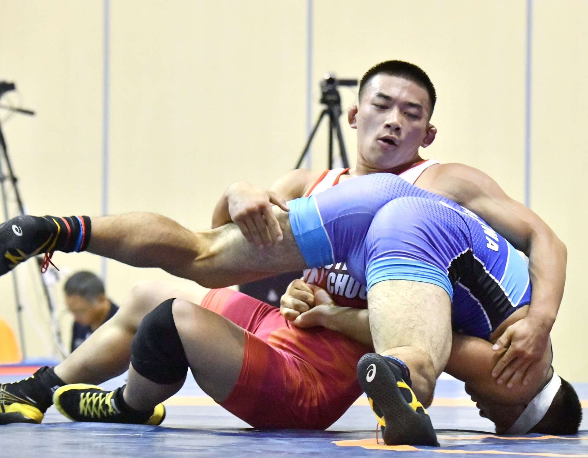 男子個人８０キロ級準々決勝、果敢に攻める鹿屋中央の後藤＝雲南市三刀屋文化体育館アスパル
