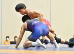 男子個人７１キロ級準々決勝、反撃の機会をうかがう鹿屋中央の内野＝雲南市三刀屋文化体育館アスパル