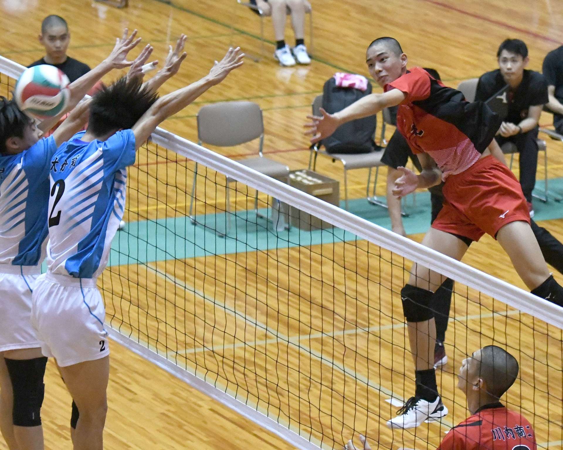 男子決勝トーナメント２回戦、強烈なスパイクを決める川内商工・田中＝鹿島総合体育館