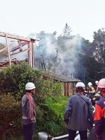 消火活動をする消防団員ら＝３０日午前５時１０分ごろ、肝付町新富