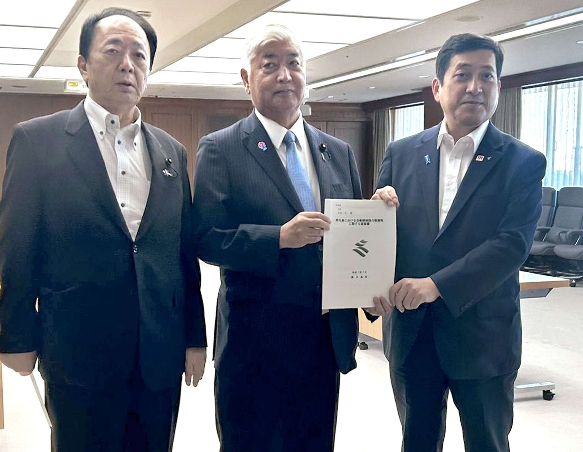 中谷元防衛相（中央）に要請書を手渡す塩田康一知事（右）＝３０日、防衛省
