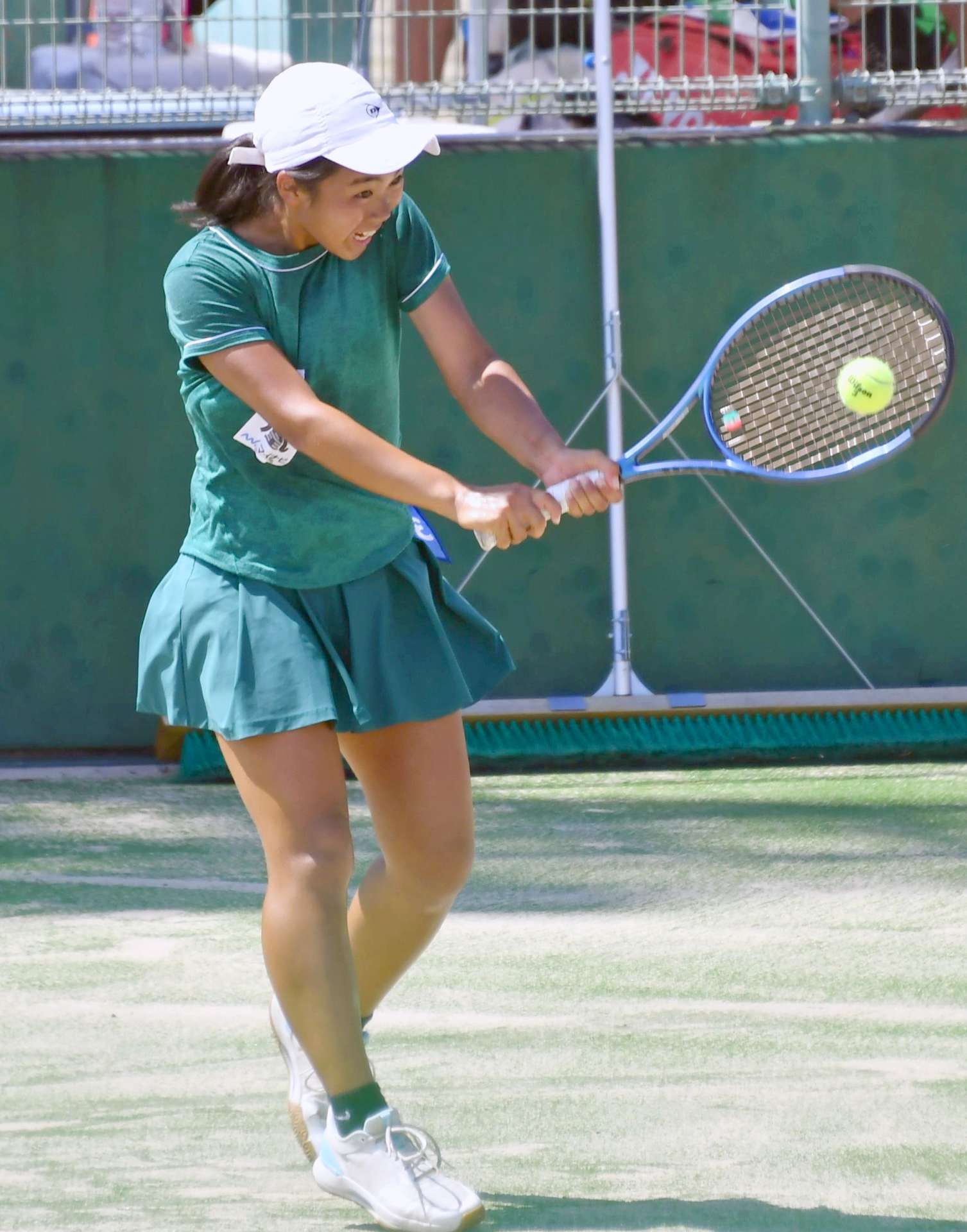 テニス女子団体準々決勝で粘り強く打ち返す鳳凰の田上＝福山市竹ケ端運動公園
