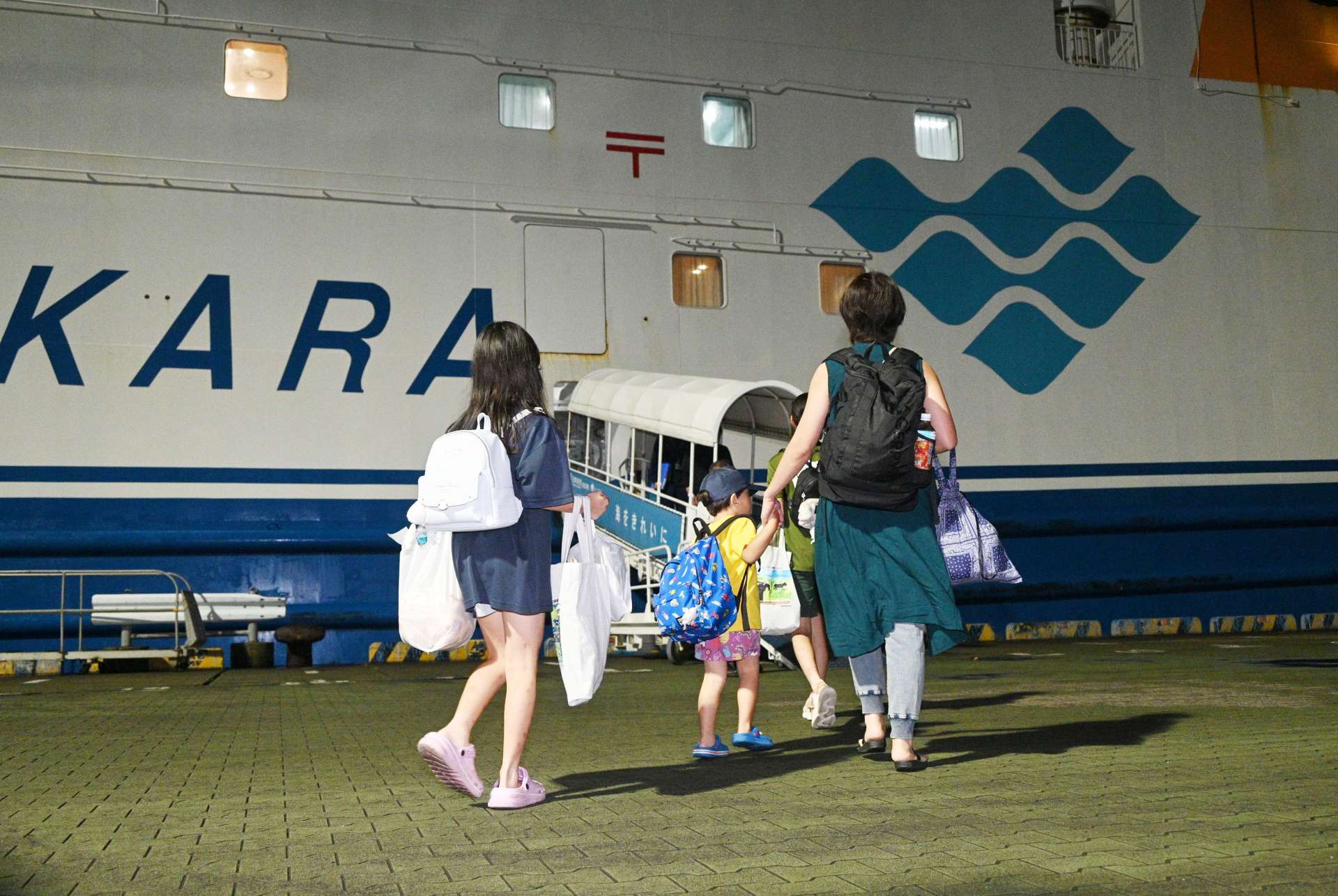 〈資料写真〉７月１６日、悪石島に帰るためフェリーに乗り込む住民＝鹿児島市本港新町の南ふ頭