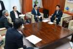 小泉進次郎農相（右）に予算確保などを要請する塩田康一知事ら＝３０日、農水省
