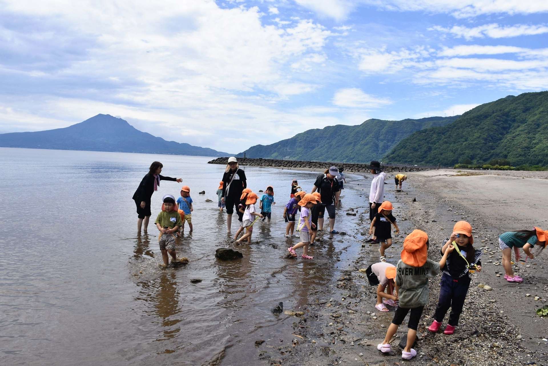 市民の憩いの場になっている姶良市の重富海岸