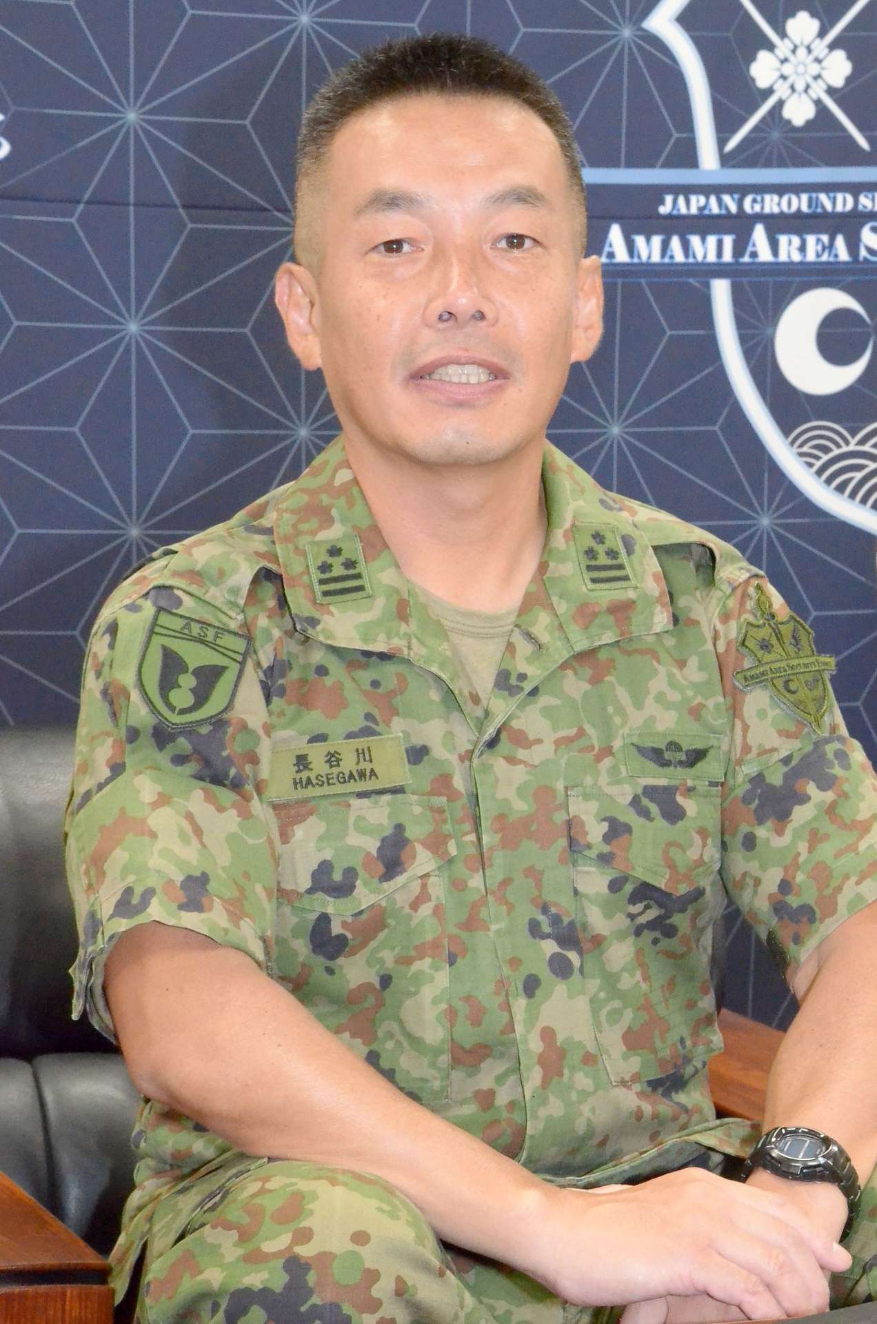 退任する陸自奄美警備隊の長谷川健隊長＝奄美市名瀬大熊の奄美駐屯地