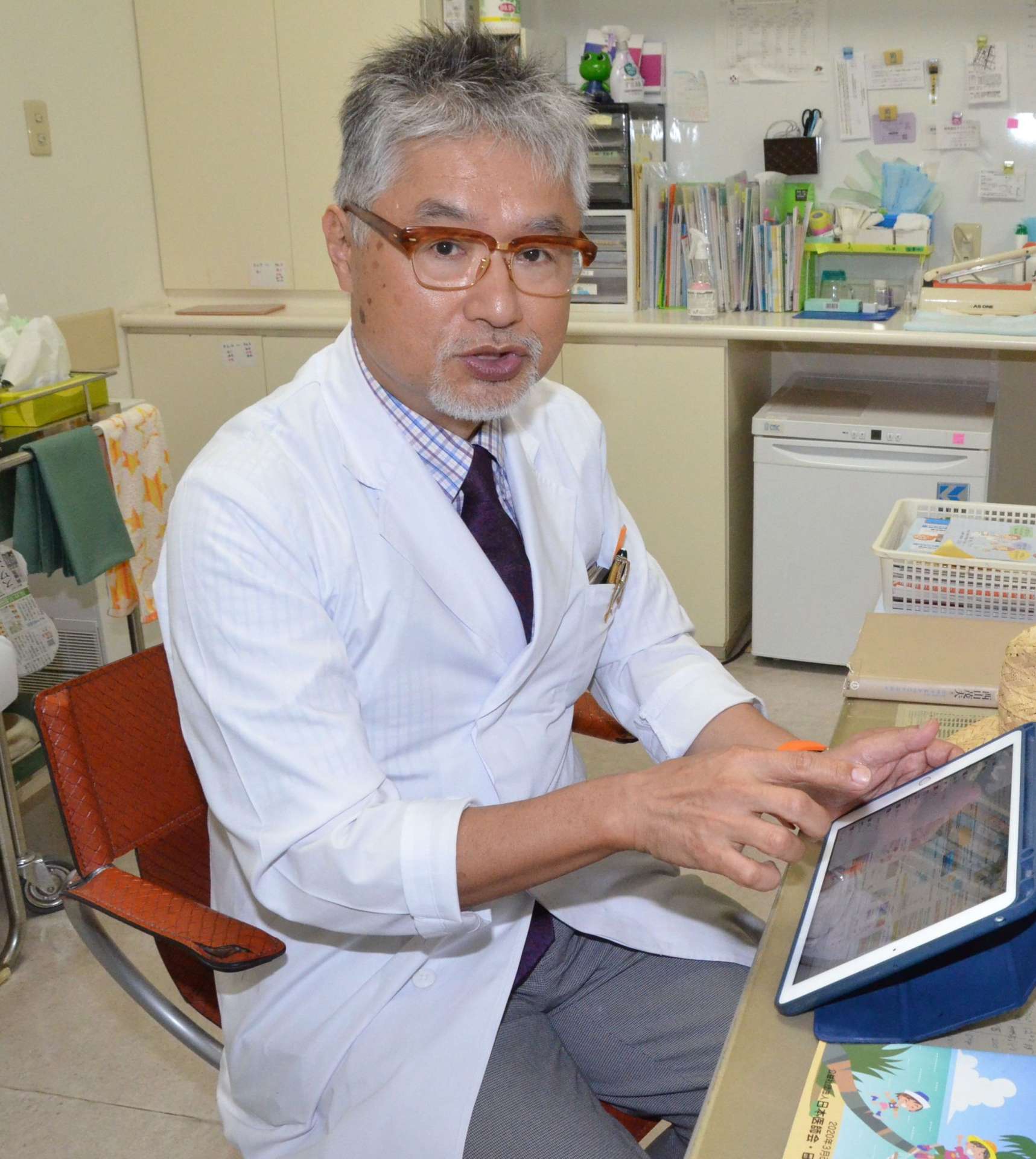 「できるだけ紫外線の強い時間の外出は控えて」と話す島田ひふ科の島田辰彦院長＝鹿児島市の島田ひふ科