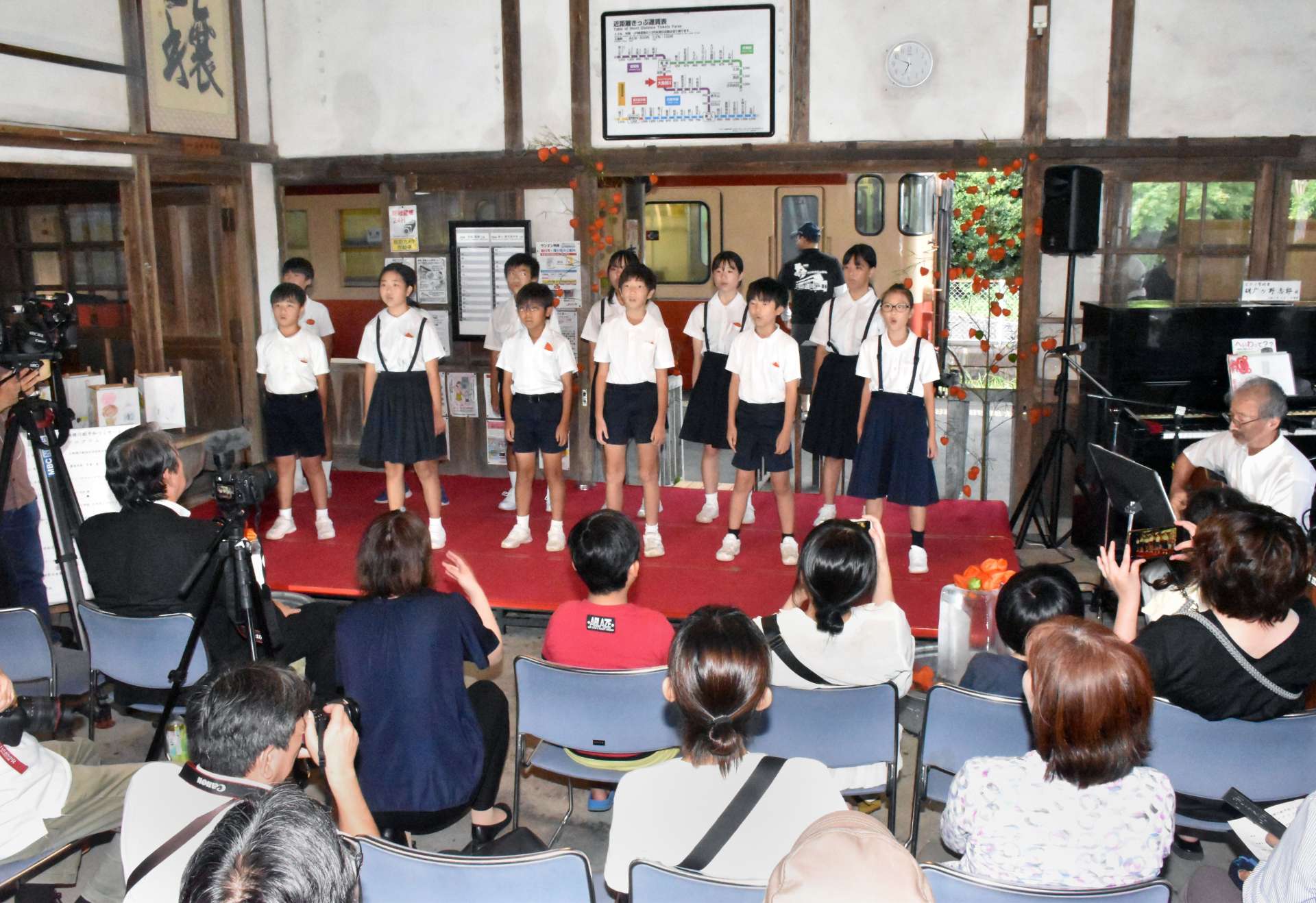 平和へのメッセージを発表する小学生＝霧島市横川町中ノのＪＲ大隅横川駅