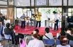 アンサンブルを披露する出演者＝霧島市横川町中ノのＪＲ大隅横川駅