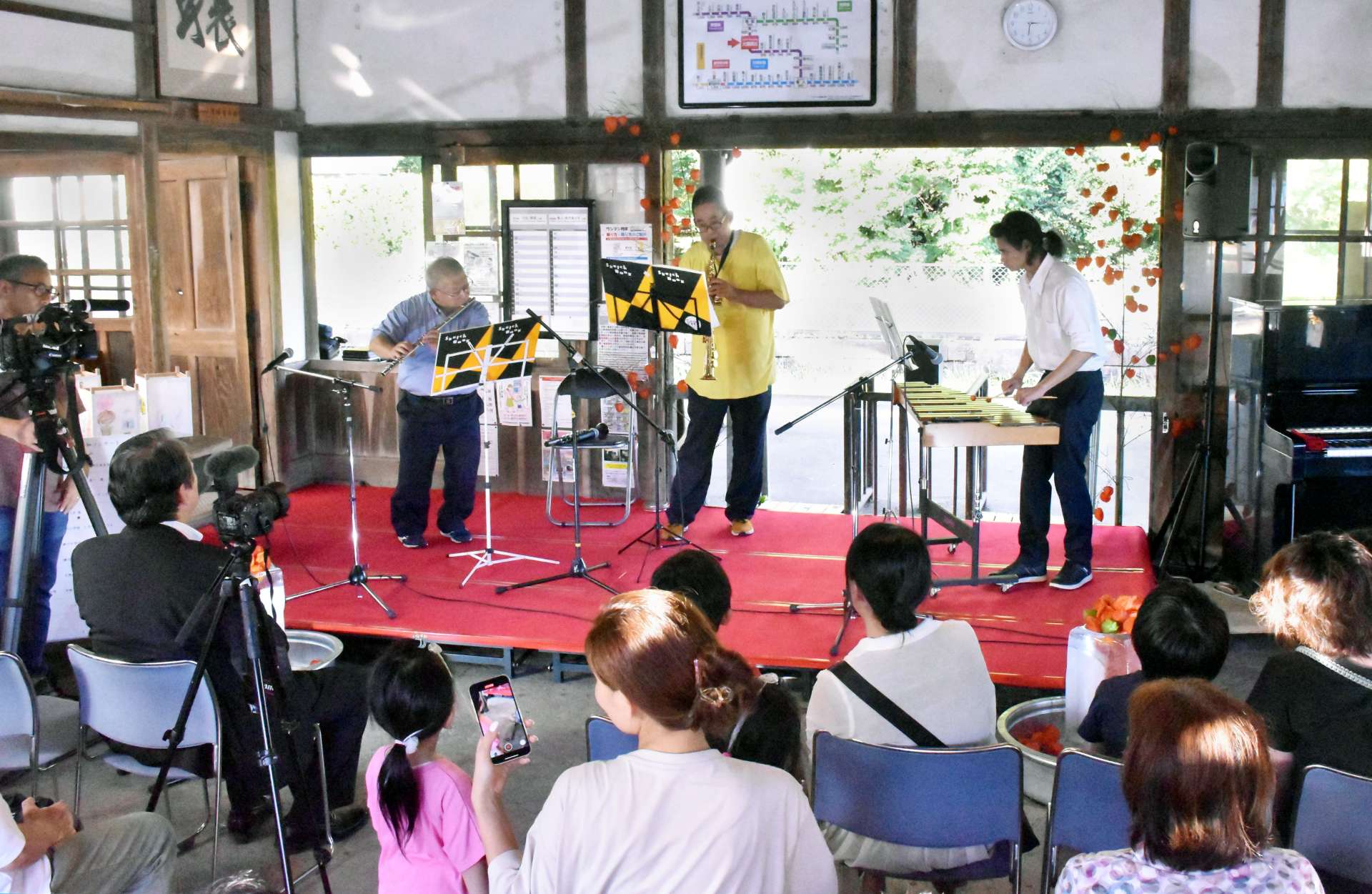 アンサンブルを披露する出演者＝霧島市横川町中ノのＪＲ大隅横川駅