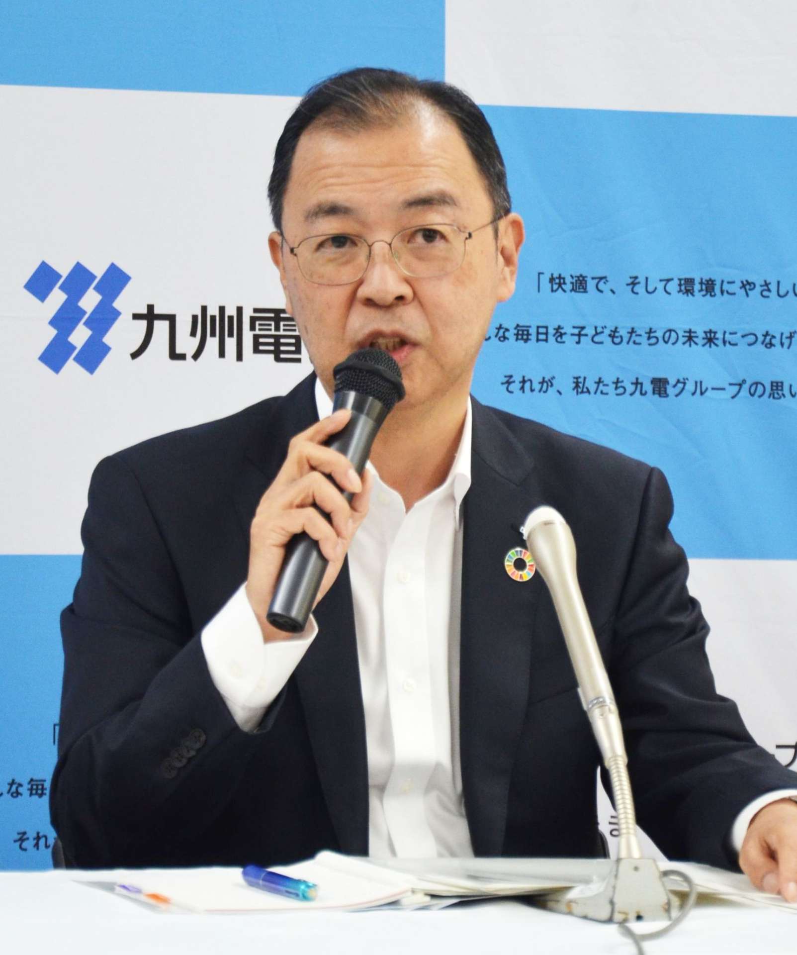 会見で質問に答える九州電力の西山勝社長＝３１日、福岡市