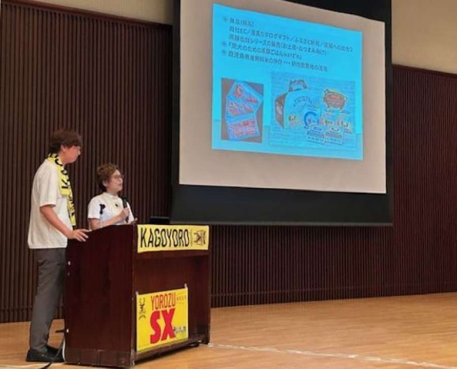 鹿児島県よろず支援拠点の支援を受けた事例を発表する登壇者＝３１日、鹿児島市山下町のカクイックス交流センター