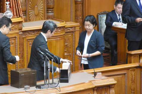 参議院議長選で投票する尾辻朋実氏＝１日午前