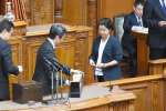 参議院議長選で投票する尾辻朋実氏＝１日午前