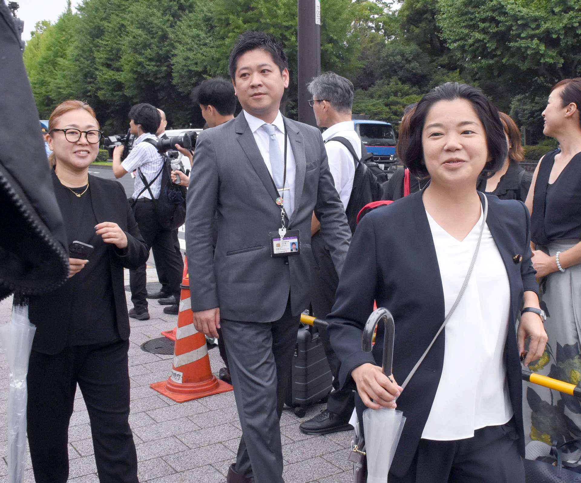 秘書とともに国会に登院する尾辻朋実氏＝１日、東京・永田町