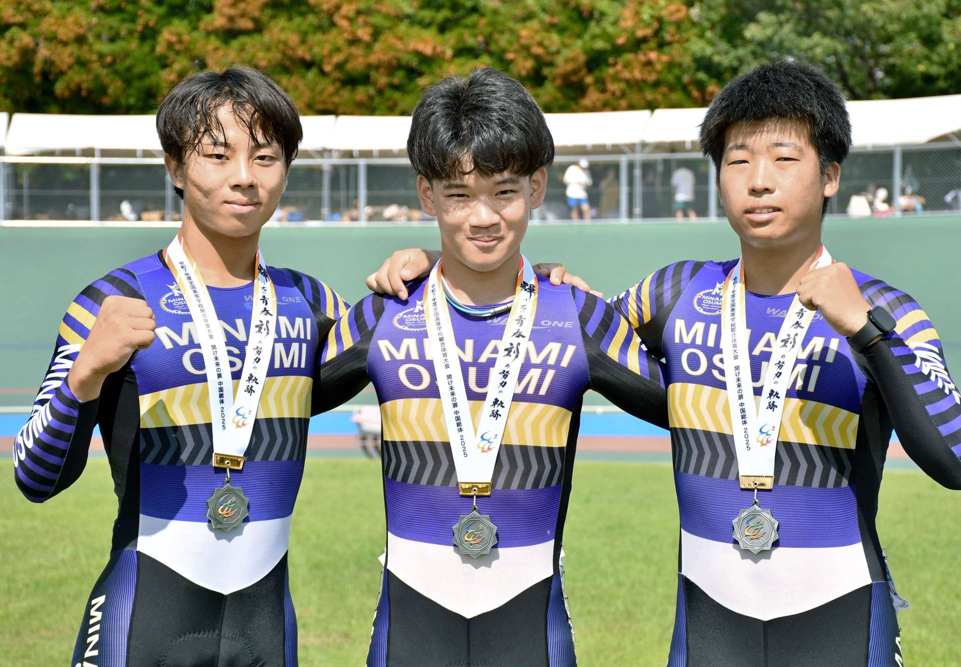 チームスプリントで準優勝した南大隅の（左から）山本、内田、谷川＝倉吉自転車競技場