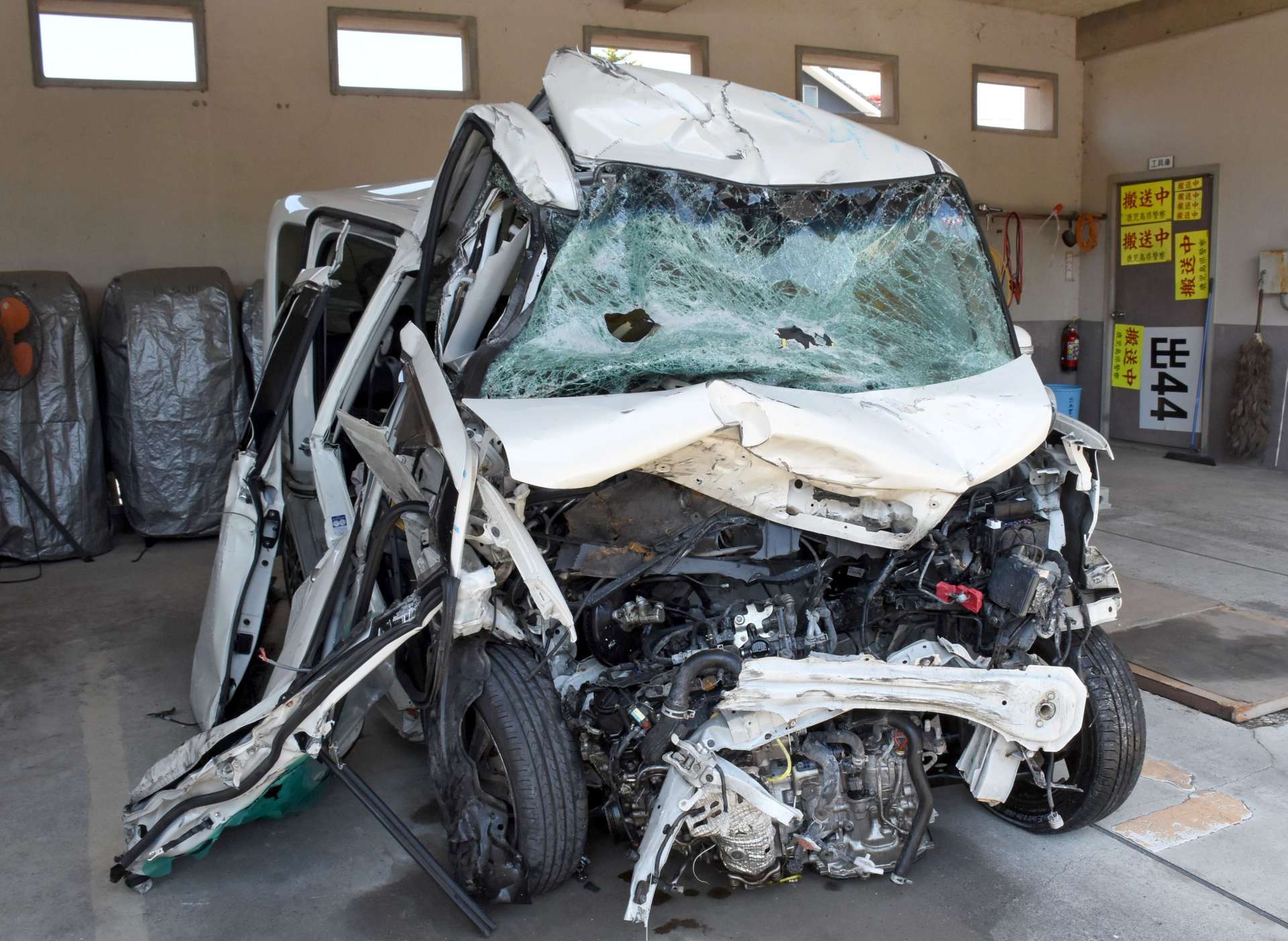 国道３号で衝突した軽乗用車＝１日、出水市の出水警察署