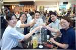 焼酎を片手に乾杯する来場者ら＝１日、鹿児島市のよかど鹿児島