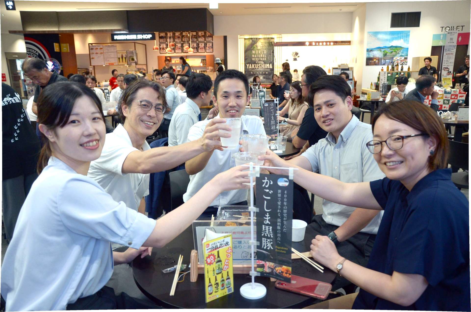 焼酎を片手に乾杯する来場者ら＝１日、鹿児島市のよかど鹿児島