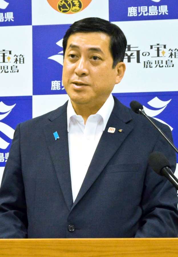 〈資料写真〉記者の質問に答える塩田康一知事＝７月２８日、県庁