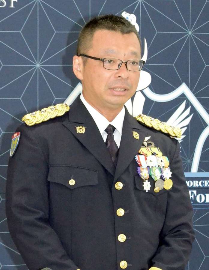 着任会見で抱負を語る堀内高志奄美警備隊長＝１日、奄美市名瀬の奄美駐屯地