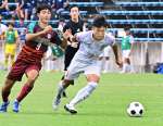 相手ＦＷと競り合う神村のＤＦ今村（右）＝Ｊヴィレッジスタジアム