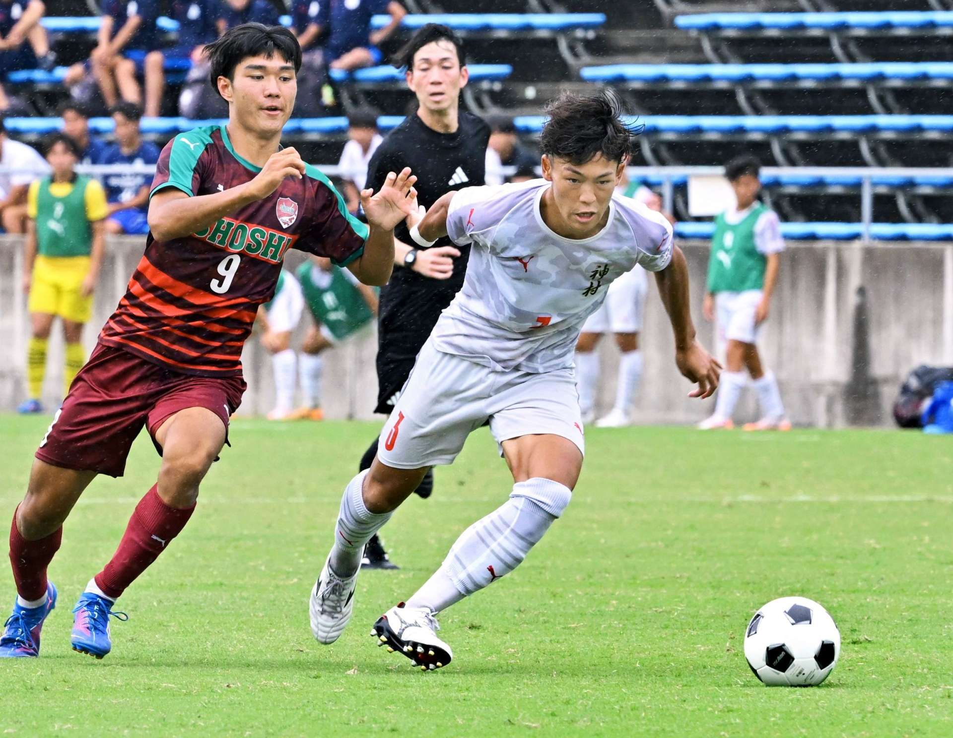 相手ＦＷと競り合う神村のＤＦ今村（右）＝Ｊヴィレッジスタジアム