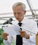 追悼の言葉を述べる県遺族連合会の浜崎和則副会長＝１日、鹿児島市照国町の探勝園