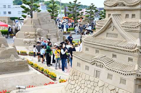 砂像を楽しむ来場者＝２０２４年５月３日、南さつま市