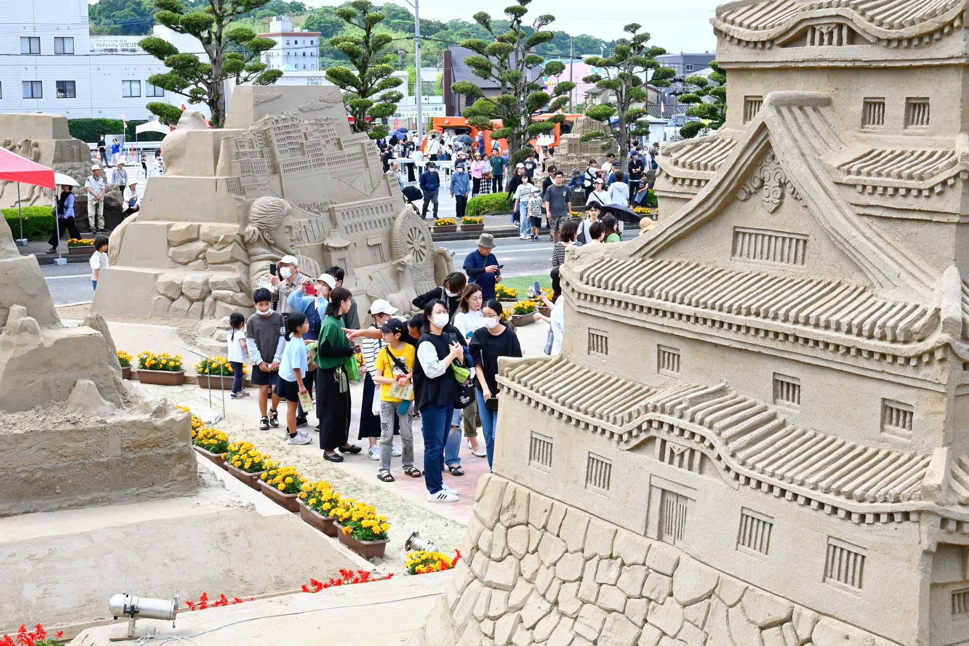 砂像を楽しむ来場者＝２０２４年５月３日、南さつま市