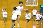 鹿児島レブナイズの井上大道選手らとミニゲームで触れ合う小学生＝西原商会アリーナ