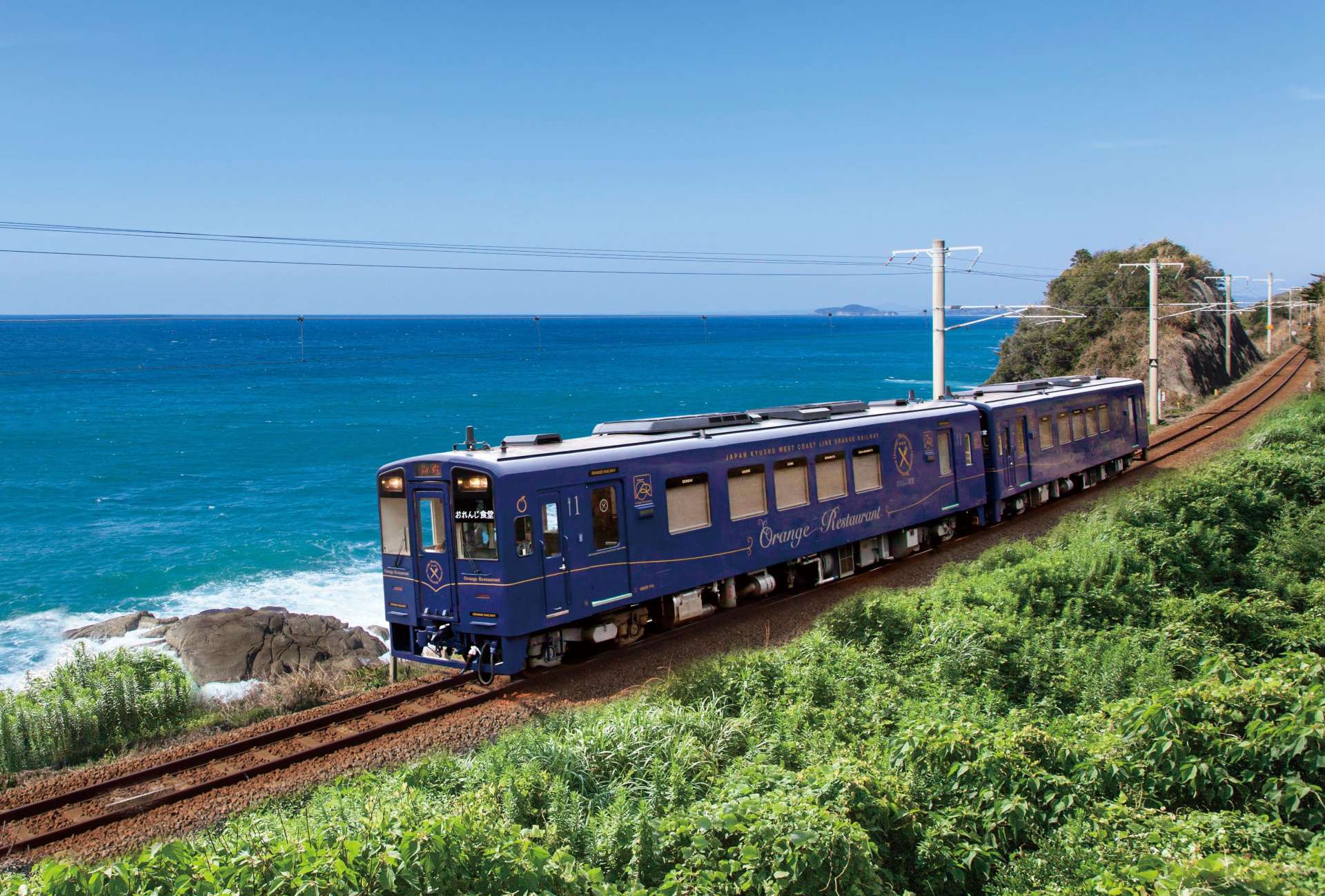 南薩路を初めて運行する観光列車「おれんじ食堂」（肥薩おれんじ鉄道提供）