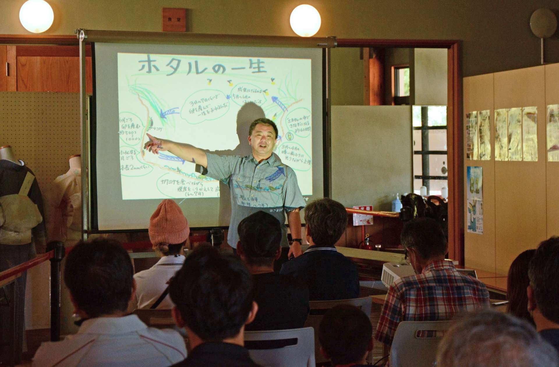 ホタルの生態について解説する浜本麦さん＝さつま町虎居