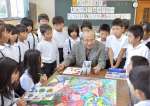 文化庁事業で児童に絵を指導する絹谷幸二さん（中央）＝２０１４年１１月、鹿児島県南九州市の霜出小学校