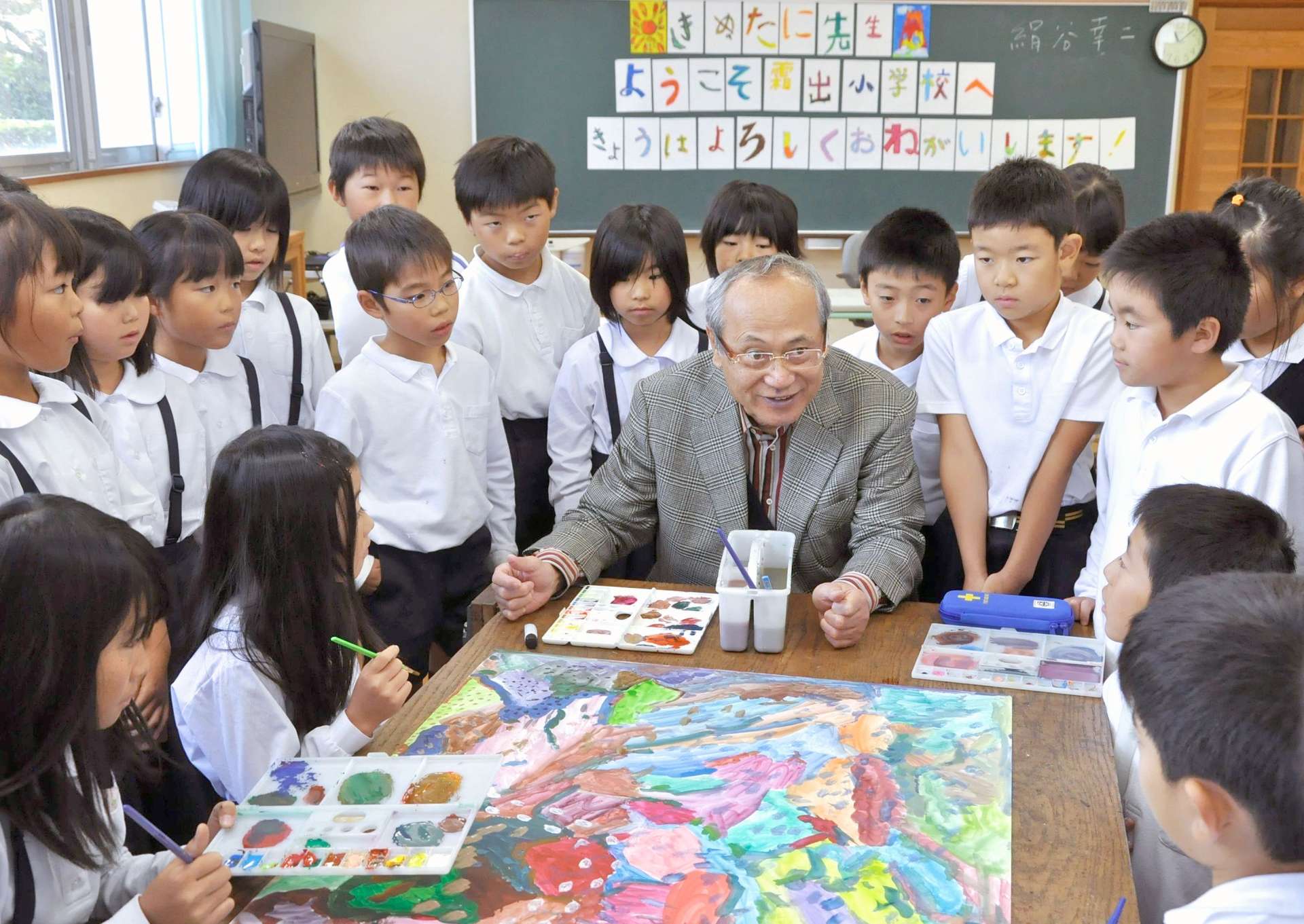 文化庁事業で児童に絵を指導する絹谷幸二さん（中央）＝２０１４年１１月、鹿児島県南九州市の霜出小学校