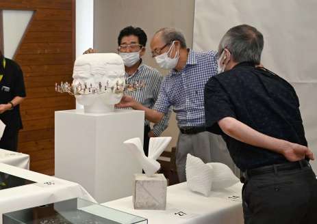 〈鹿児島とも親交が深かった〉枕崎国際芸術賞展の出品作を審査する絹谷幸二さん（中央）ら審査員＝２０２２年８月２３日、鹿児島県枕崎市の南溟館