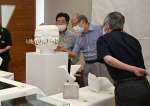 〈鹿児島とも親交が深かった〉枕崎国際芸術賞展の出品作を審査する絹谷幸二さん（中央）ら審査員＝２０２２年８月２３日、鹿児島県枕崎市の南溟館