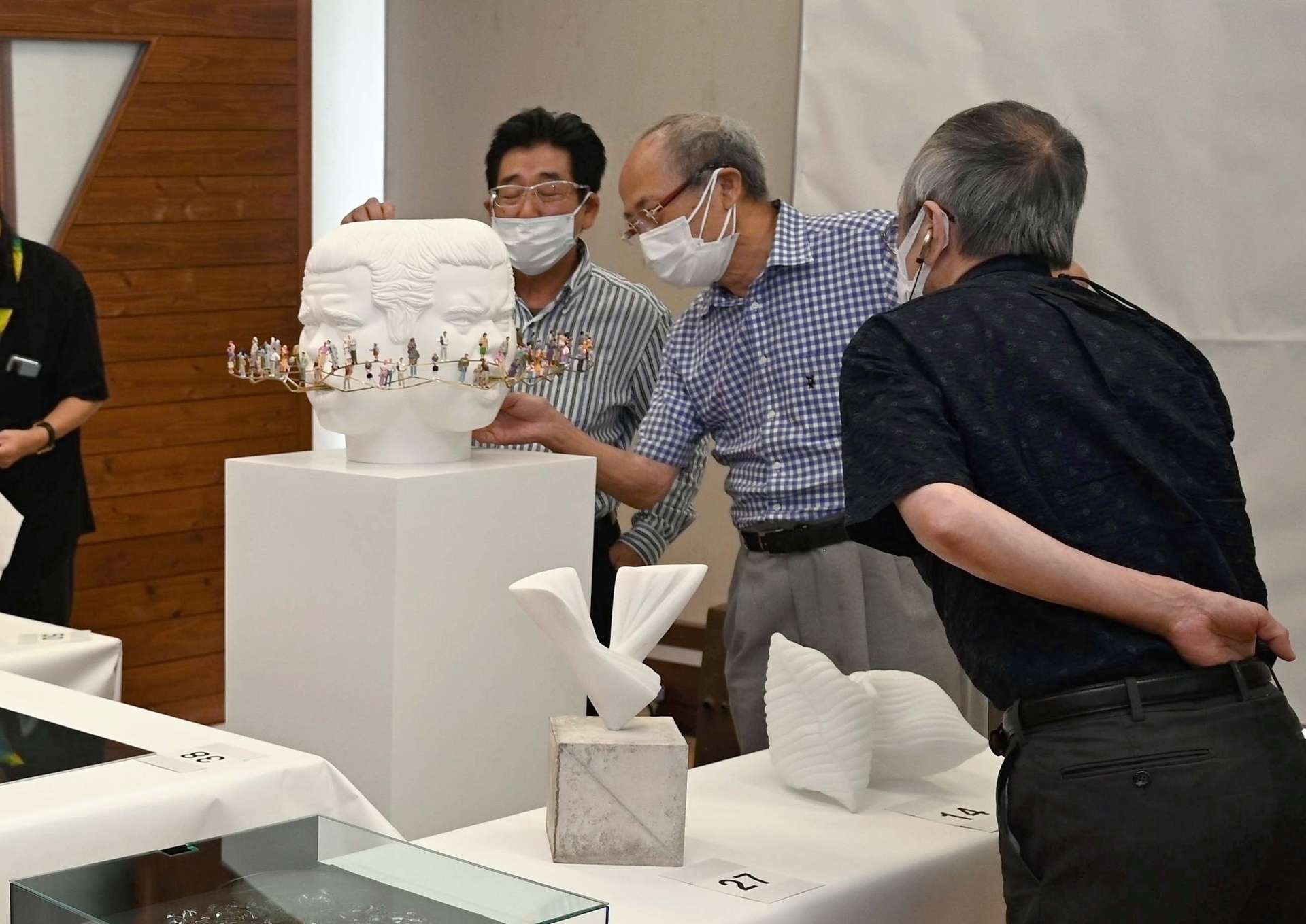 〈鹿児島とも親交が深かった〉枕崎国際芸術賞展の出品作を審査する絹谷幸二さん（中央）ら審査員＝２０２２年８月２３日、鹿児島県枕崎市の南溟館
