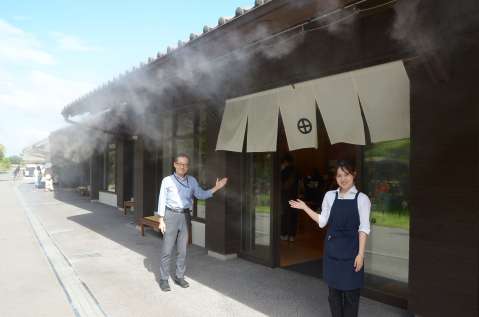 ドライミストシャワーで快適な売店前＝鹿児島市の仙巌園