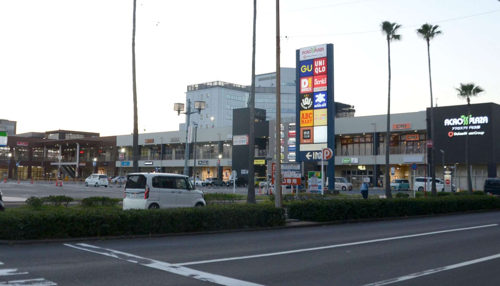＝３日午後７時５分ごろ、停電から順次復旧する鹿児島市のアクロスプラザ与次郎