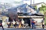 〈全体が分かる別カット〉放水し消火作業に当たる消防隊員ら＝３日午後４時５０分ごろ、薩摩川内市若葉町