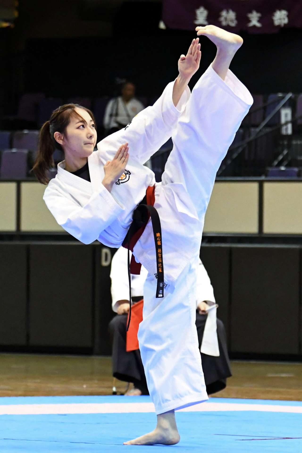 一般女子形決勝で脚を真っすぐ上げる越智＝西原商会アリーナ