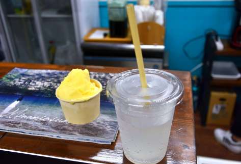 地元産の果物を使ったジェラートとドリンク＝南大隅町根占川南のアクアベースカフェ