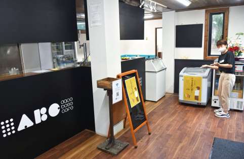 〈関連〉観光客の癒やしの空間を目指すアクアベースカフェの内装＝南大隅町根占川南