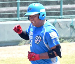 １回戦の８回表１死一塁、本塁打を放ち三塁を回る鹿児島ドリームウェーブの川口＝中村商会スタジアム