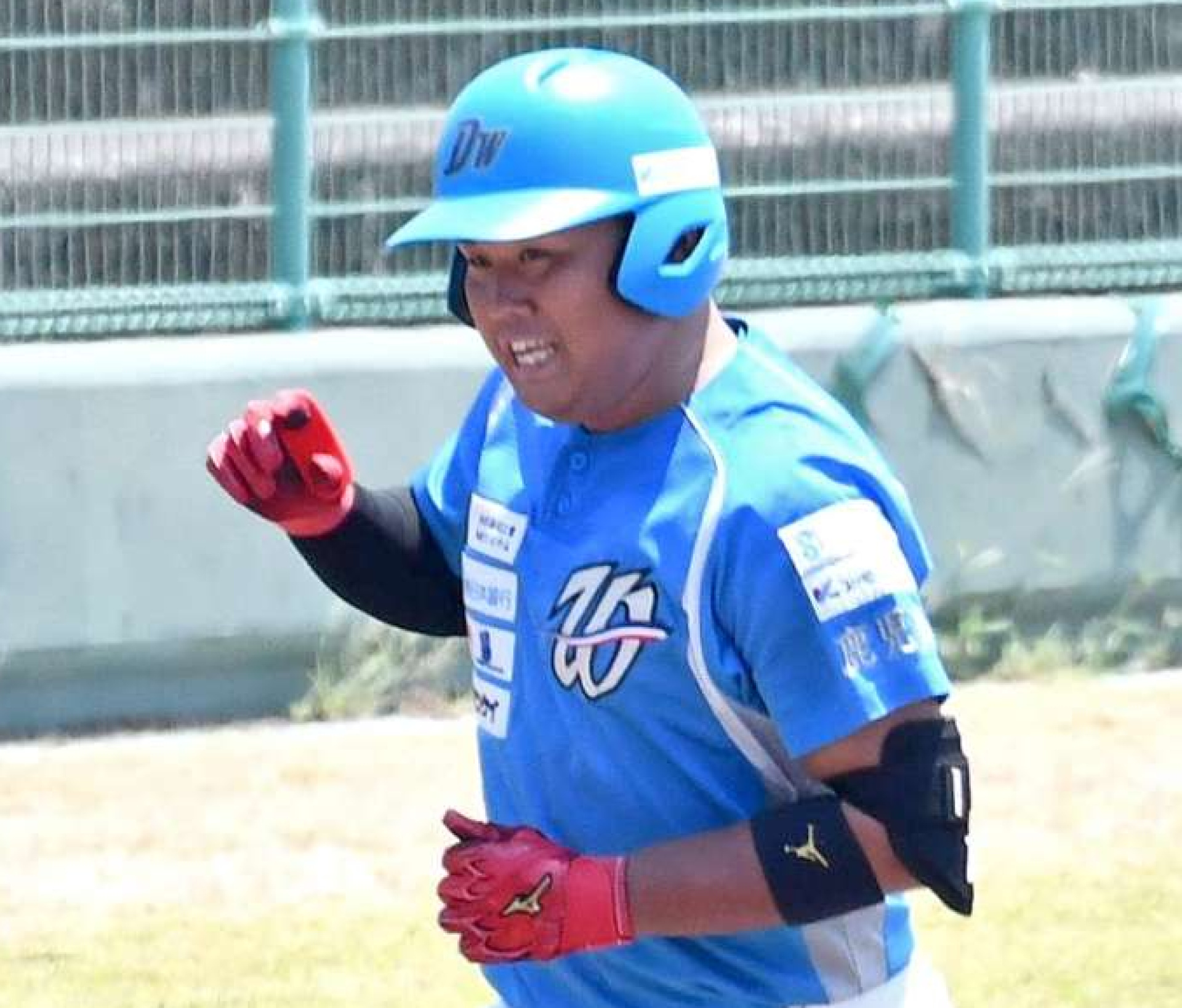 １回戦の８回表１死一塁、本塁打を放ち三塁を回る鹿児島ドリームウェーブの川口＝中村商会スタジアム