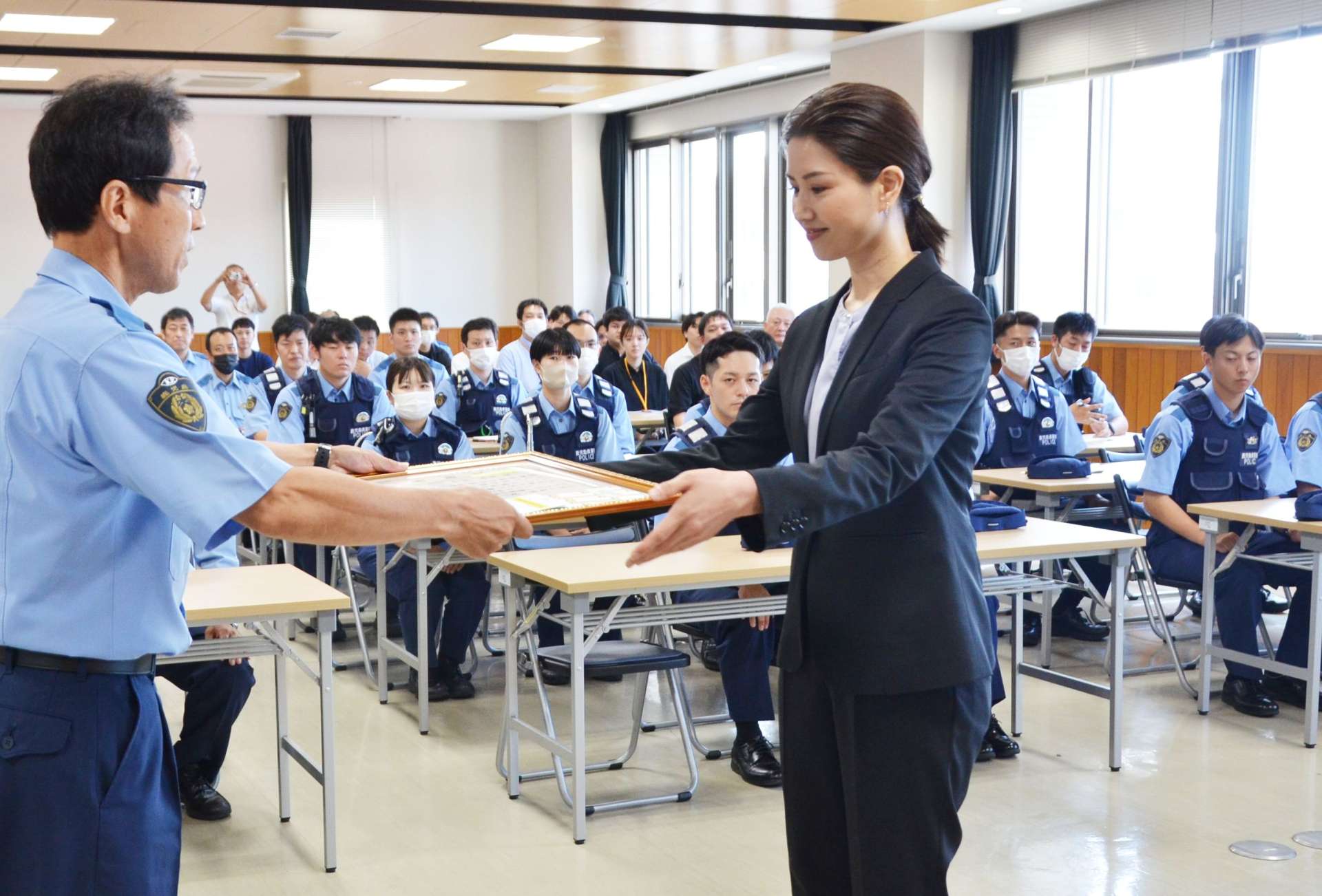 牛垣誠署長（左）から感謝状を受ける中村杏奈さん＝鹿児島市の鹿児島西警察署