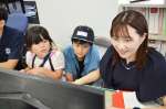 母親に仕事について教えてもらう子どもたち＝４日、県庁