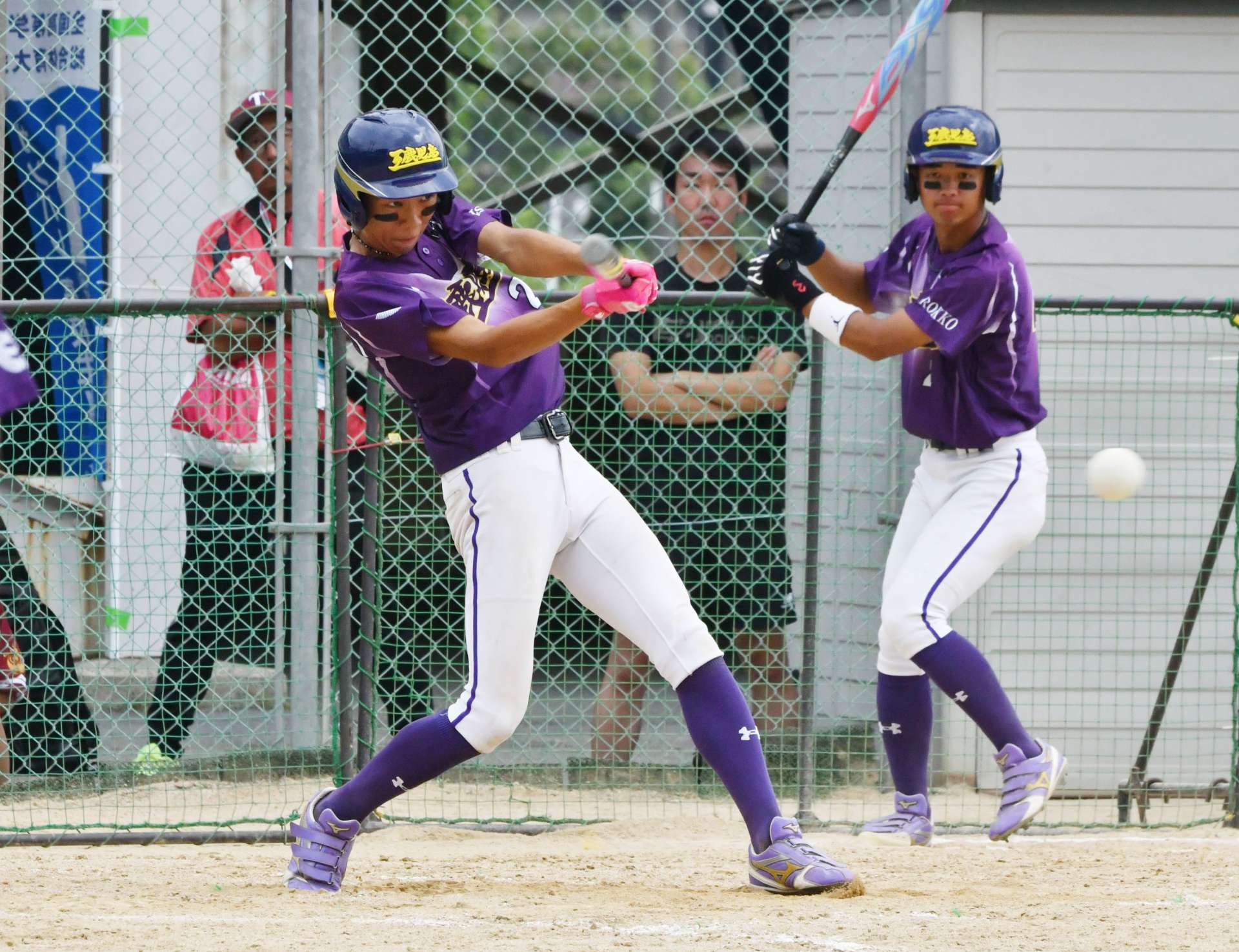 ６回表、鹿工・上拂が中前打を放つ＝津山市加茂町スポーツセンター