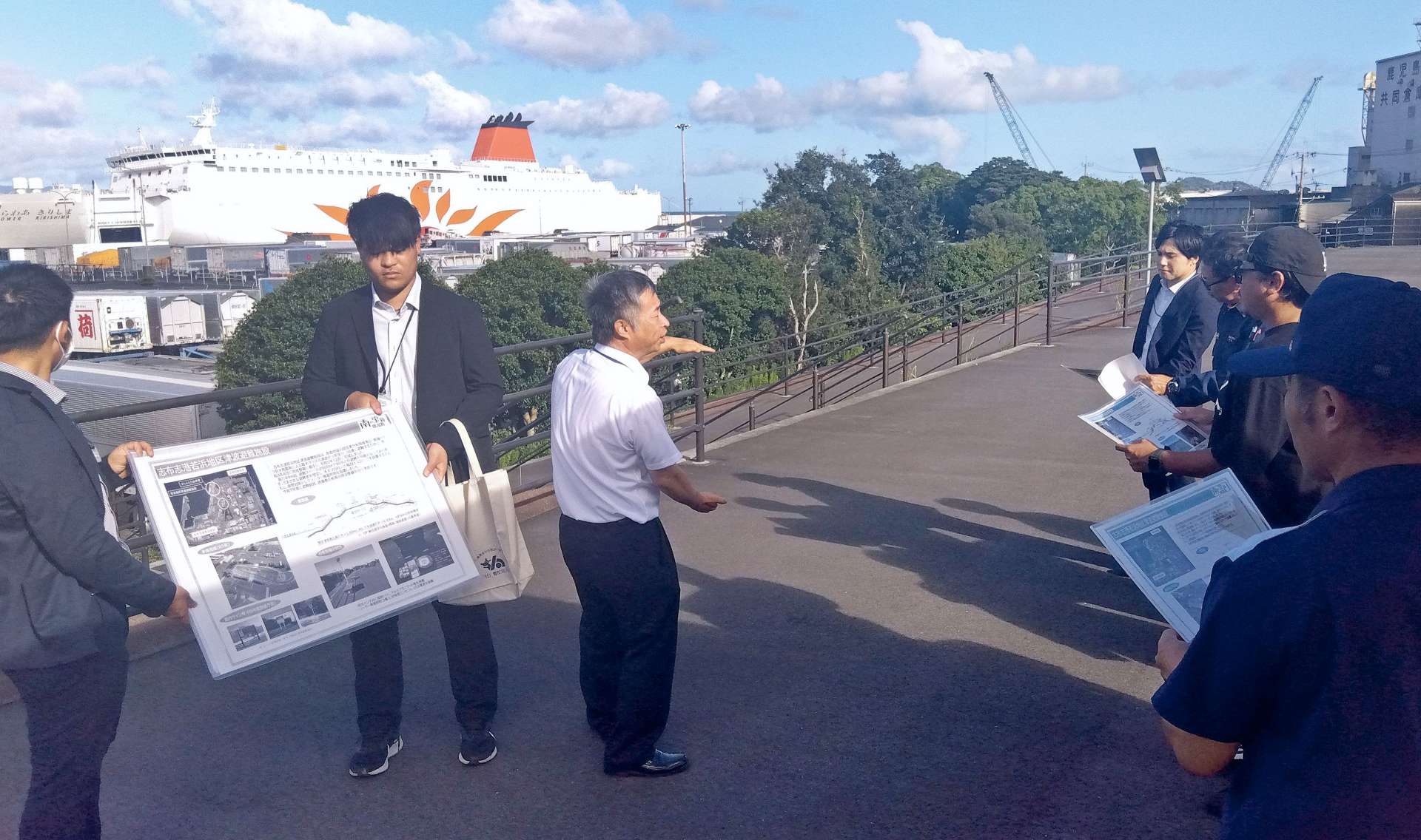 若浜避難高台を視察する関係者＝志布志市志布志町志布志
